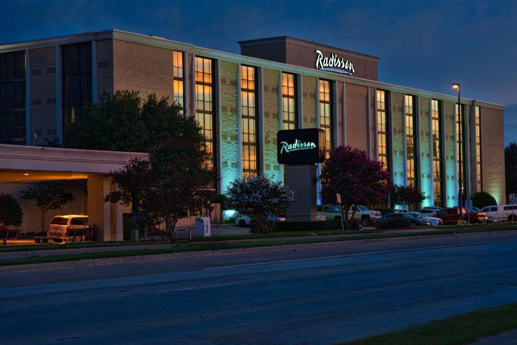 Radisson Hotel Louisville North Джефферсонвилл Экстерьер фото